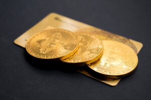 Złota karta pokryta teoretycznymi bitcoinami