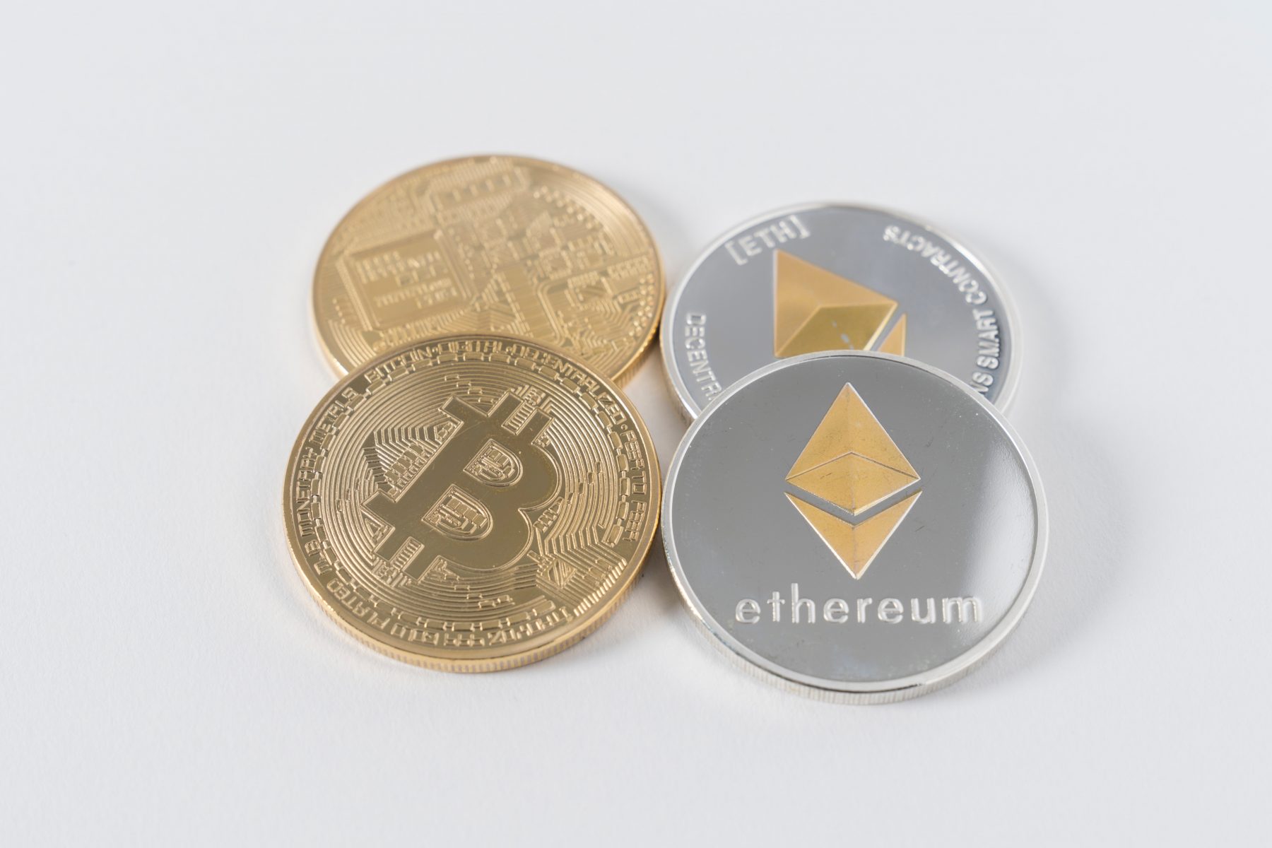 Materialne coiny Bitcoin i Ethereum, które w rzeczywistości istnieją tylko w firmacie cyfrowym